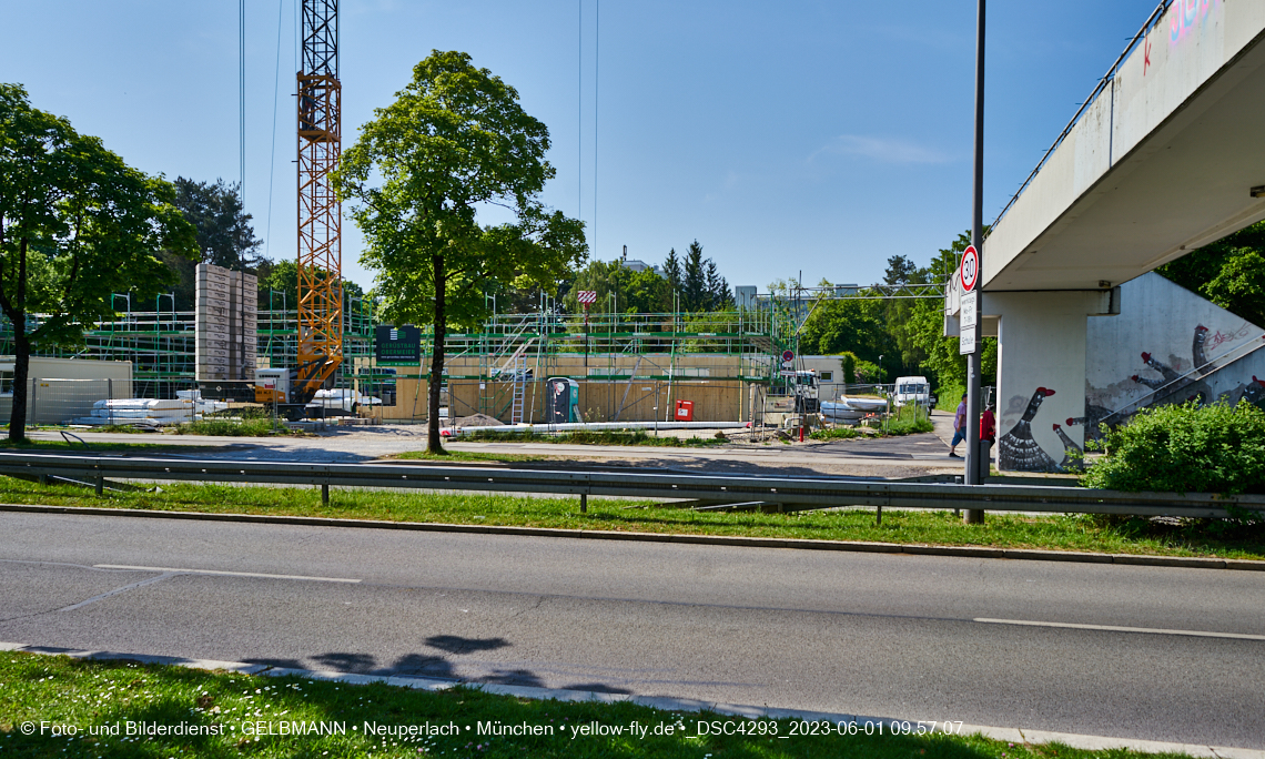 01.06.2023 - Neue Holzwände für das Haus für Kinder in Neuperlach in München